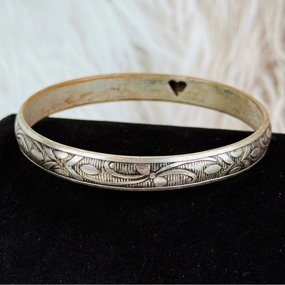 Super lightweight, aged Silvertone etched bangle costume bracelet